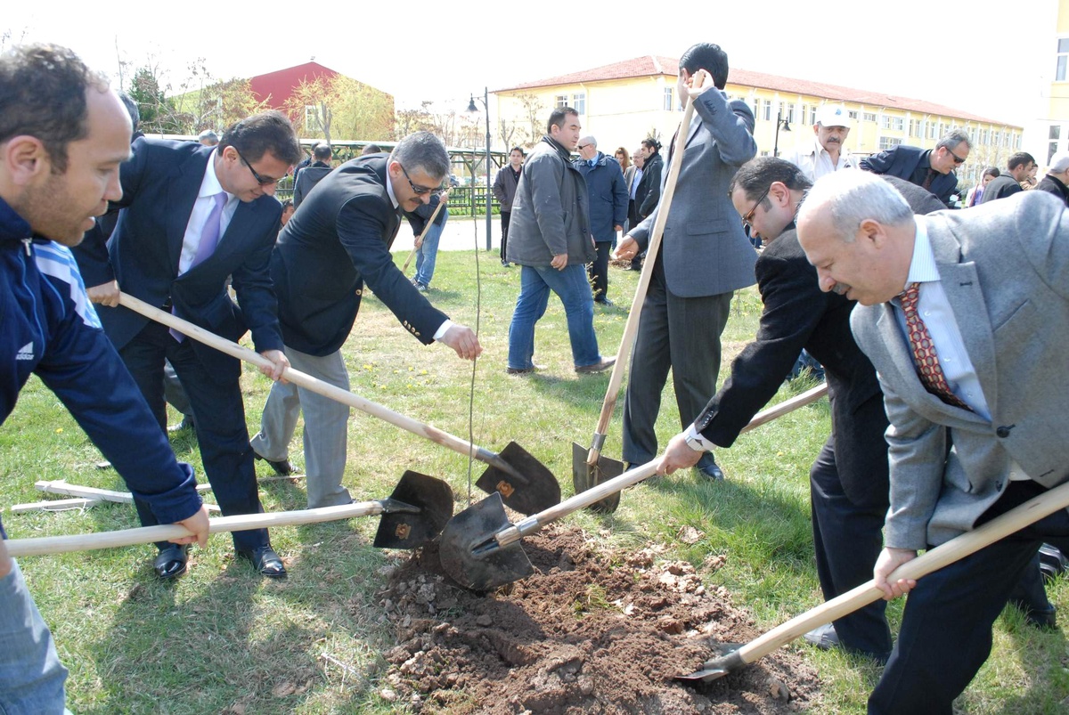 Bolvadin\'de Hükümlüler ve Öğrenciler Fidan Dikti