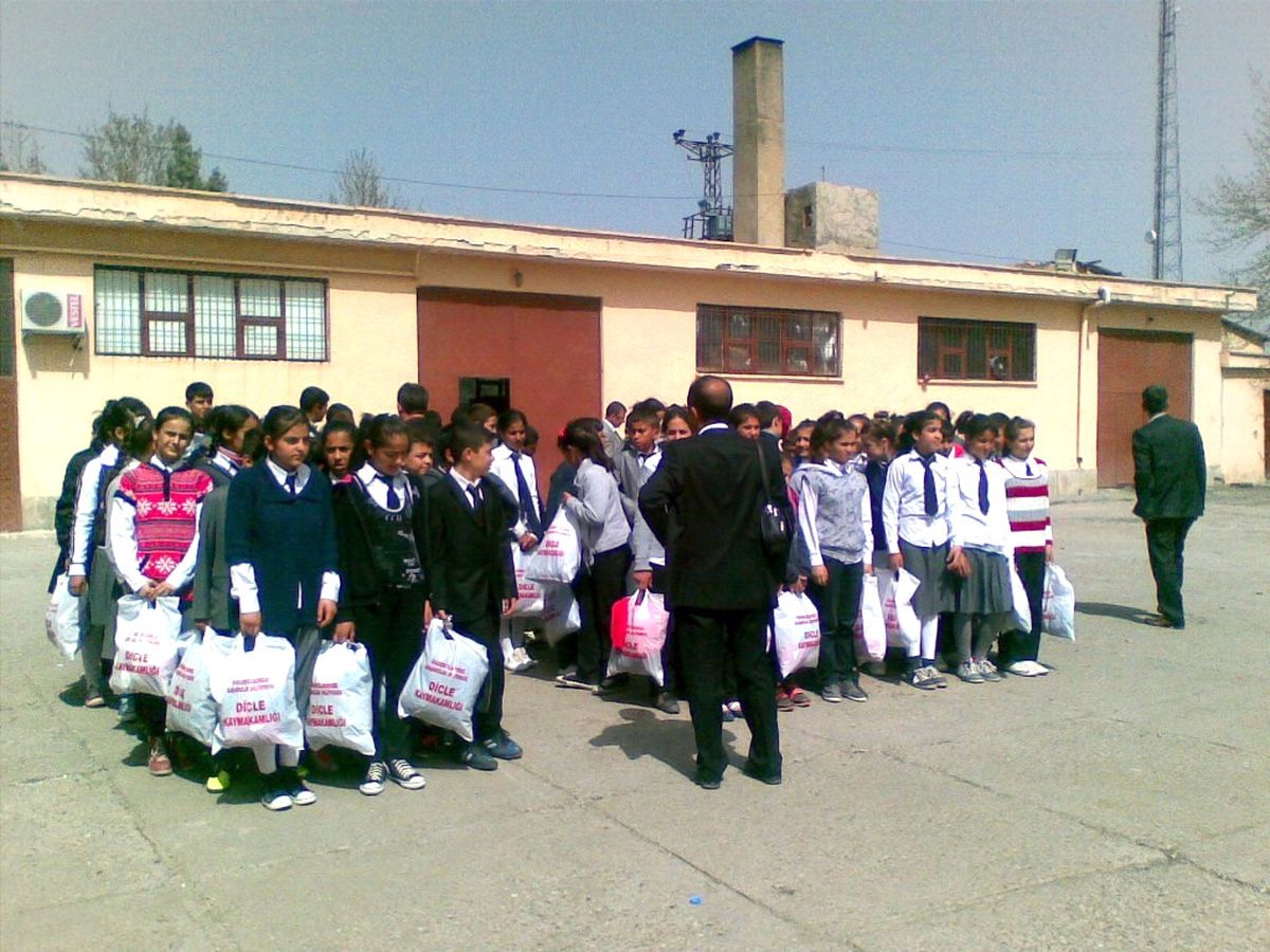 Dicle\'de Öğrencileri Giydiren Proje