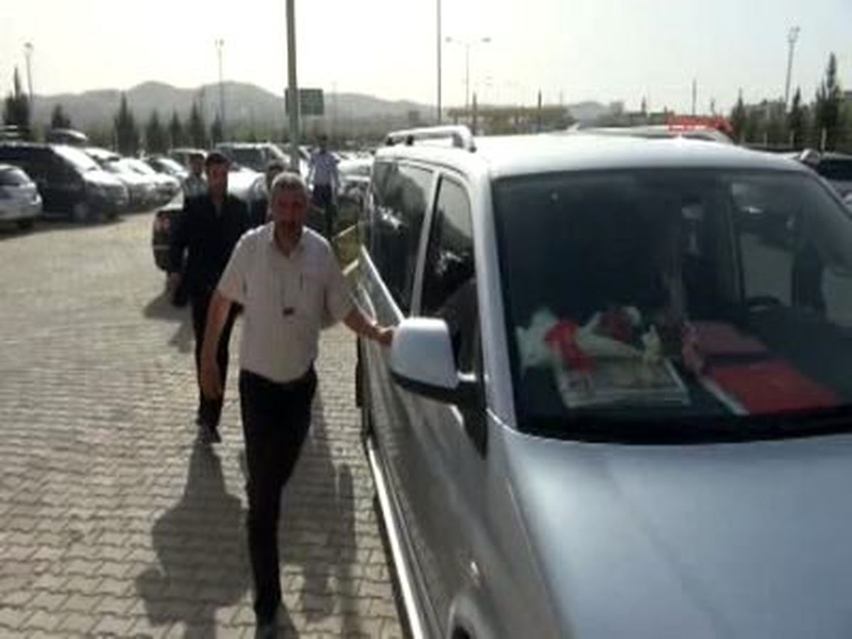 Eşi Doğumda, Tatlıses Urfa\'da!