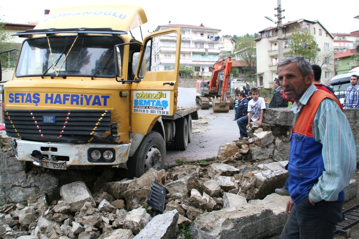Freni Patlayan Kamyon Sağlık Ocağı Bahçesine Girdi