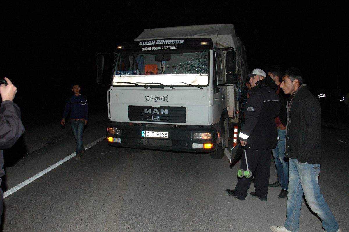 Kamyonun Çarptığı Genç Hayatını Kaybetti