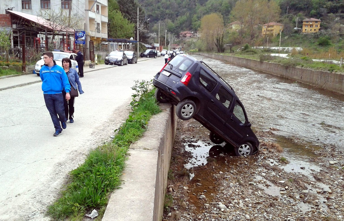 Otomobil Duvarda Asılı Kaldı