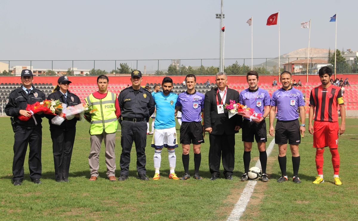 Polisten Futbolculara Çiçek