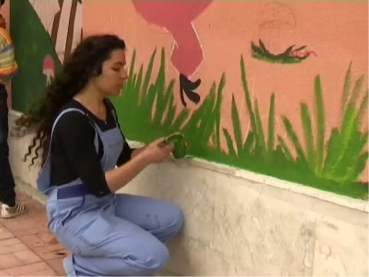 Okulun Duvarlarında Çizgi Film Karakterleri