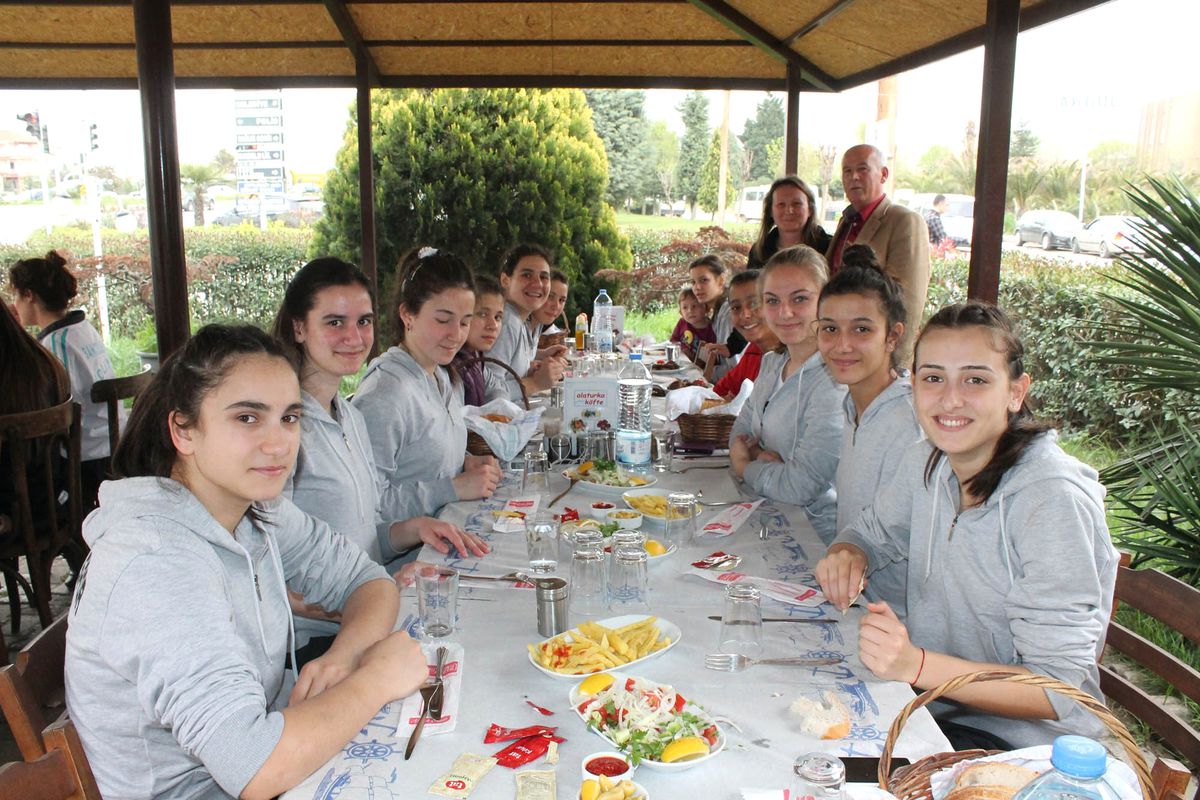 3. Ligde Kalmayı Yemekle Kutladılar