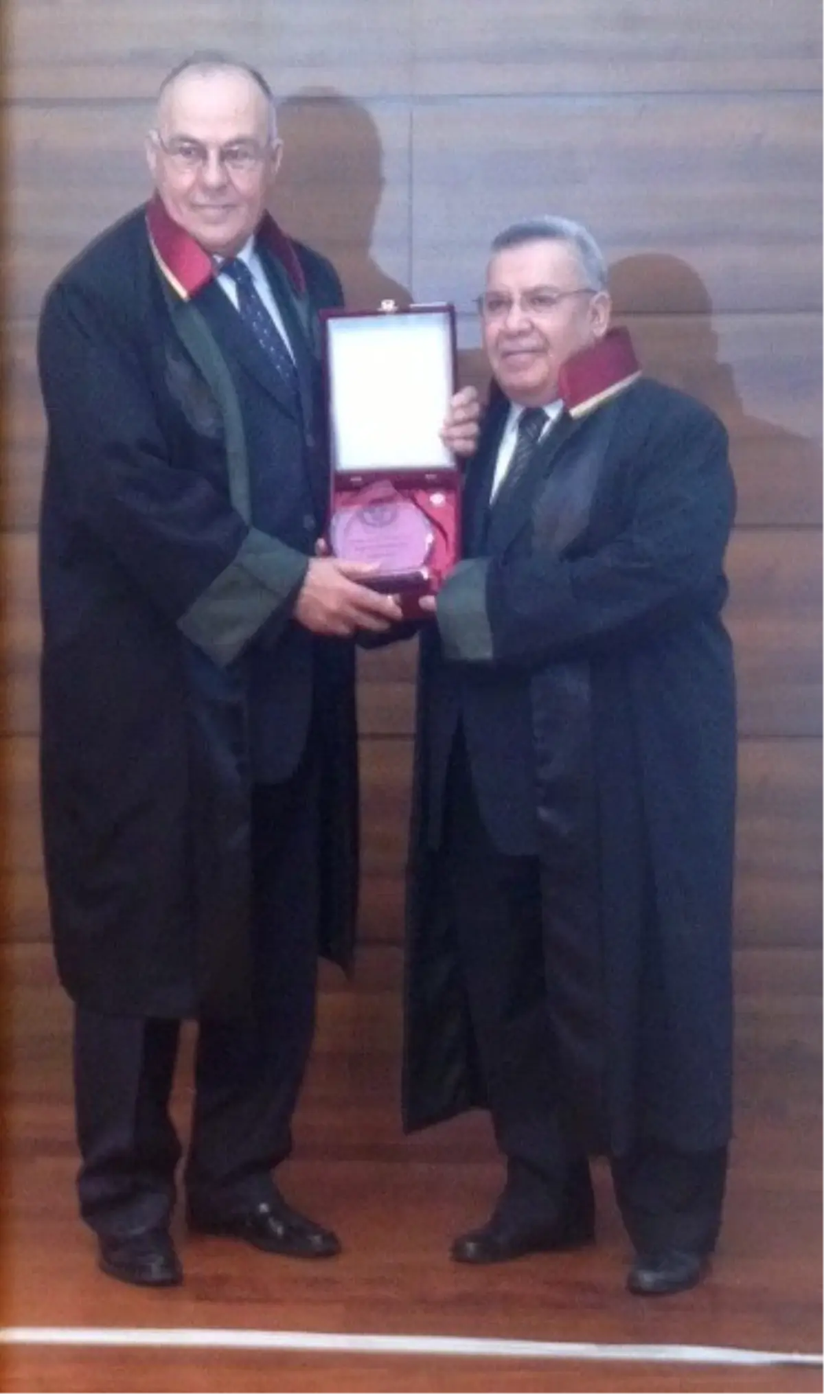 40. ve 50. Yılını Dolduran Avukatlara Plaket