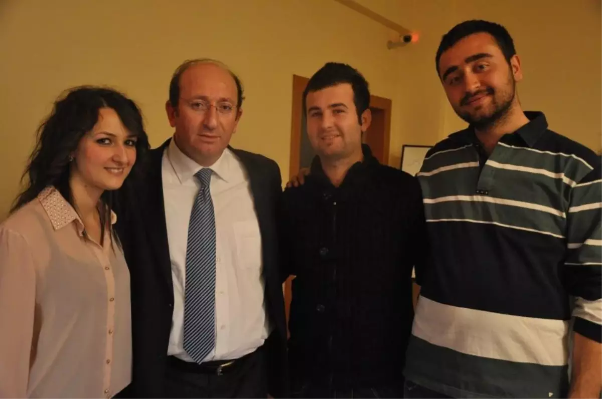 Atatürk Üniversitesi Aöf Fakültesi Dekanı Prof. Dr. Üstün Özen,102 Radyo Üniversite'nin Konuğu Oldu