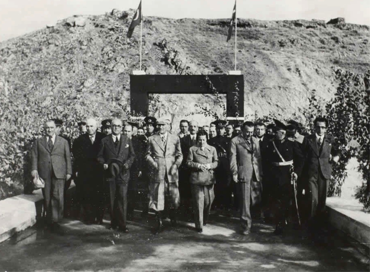 Atatürk ve Celal Bayar\'ın Yeni Fotoğrafı