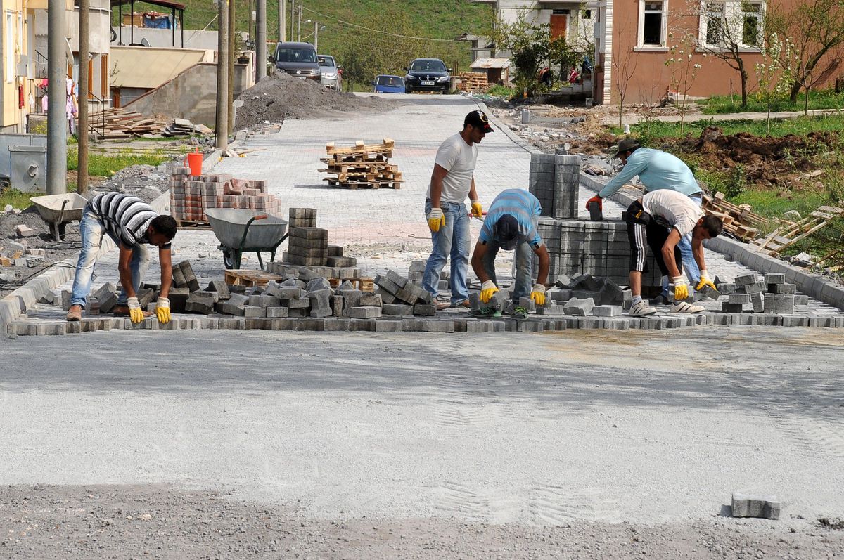 Başiskele\'de Sokaklara Parke Taşı Döşeniyor