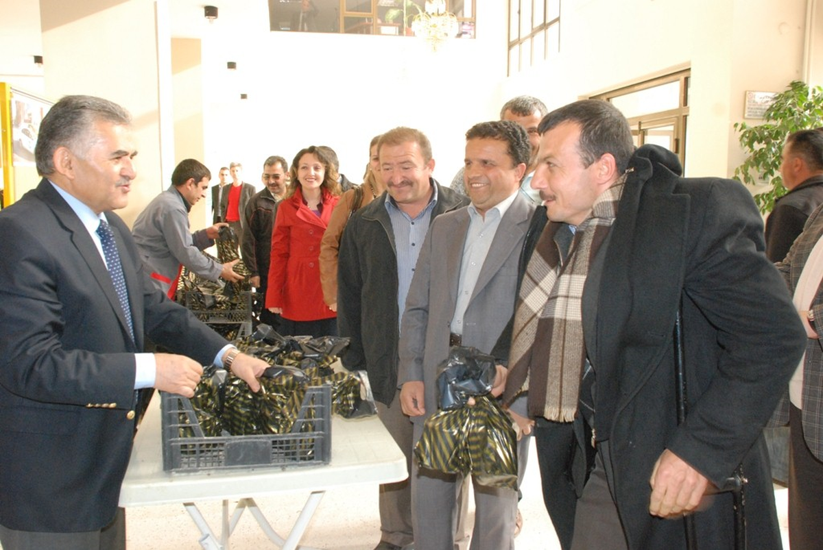 Başkan Büyükkılıç Çalışanlara Lale Hediye Etti