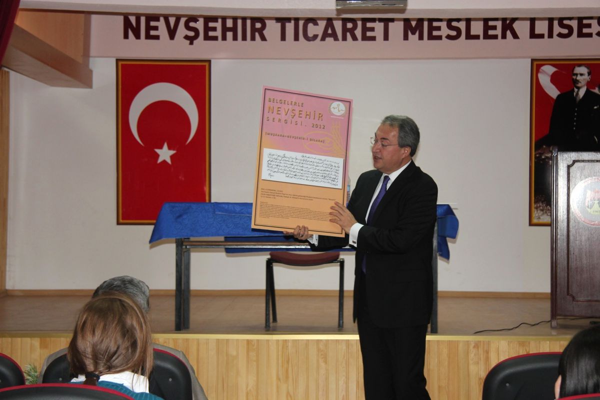 Belediye Başkanı Ünver, Ortaöğretim Kurumlarındaki Konferanslarını Sürdürüyor
