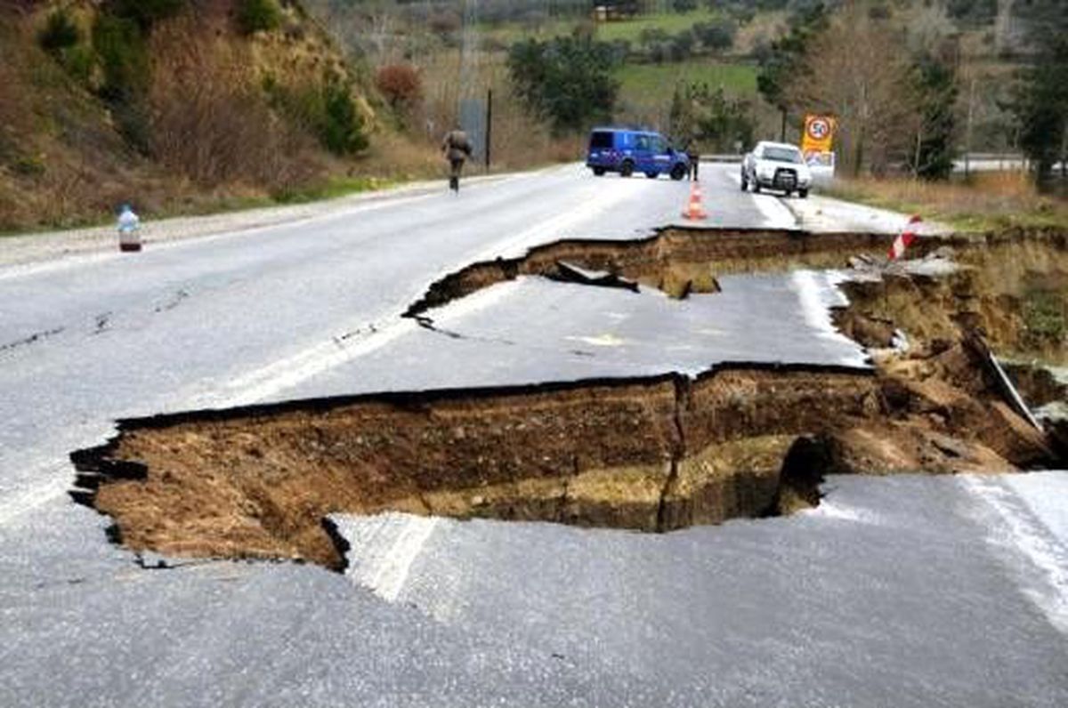 Çanakkale\'de Yol Çöktü