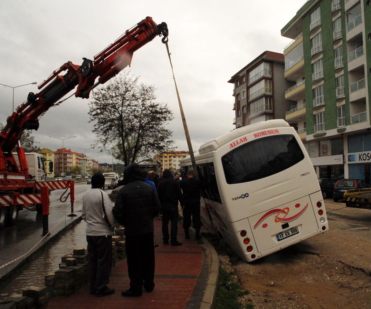 Çanakkale\'de Yol Çöktü