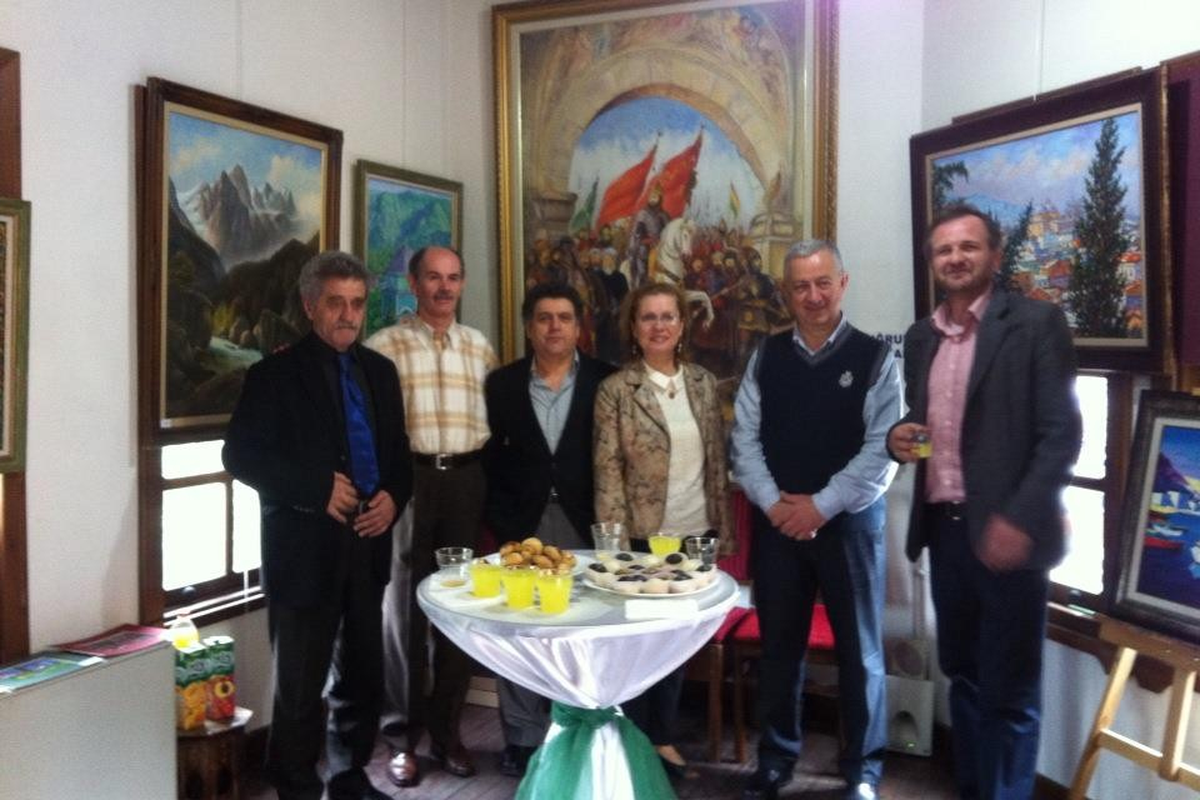 Erguvan Grubundan Tarihi Köprüde Resim Sergisi