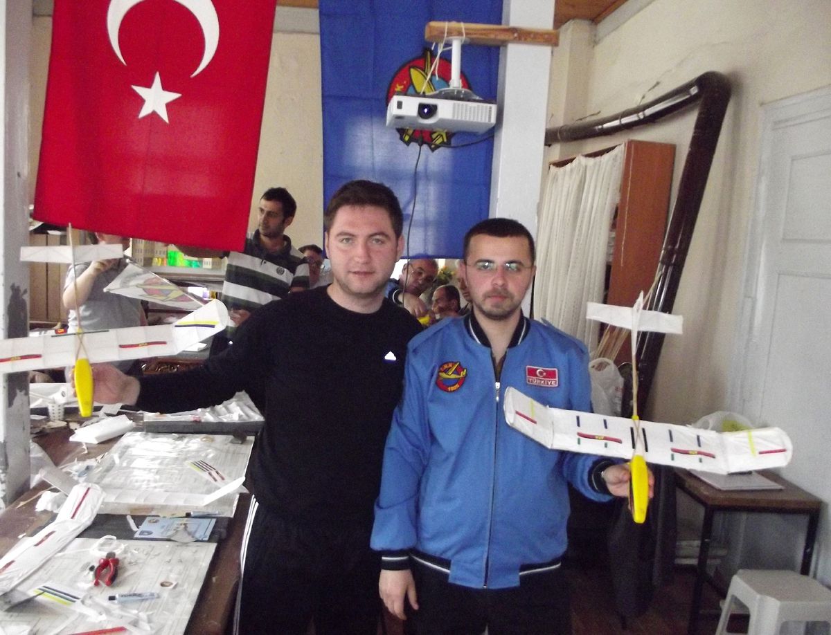 Ev Hanımları Model Uçak Kursunda