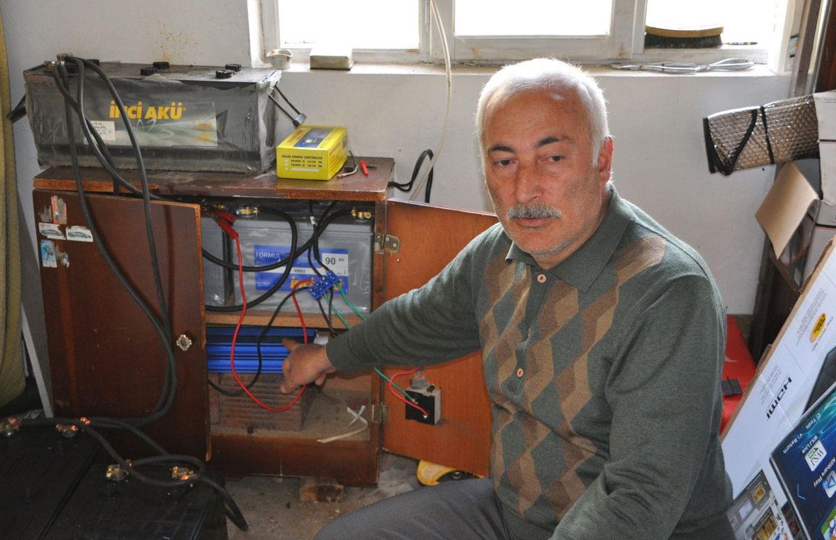 Evinin Elektriğini Kendi Üretiyor