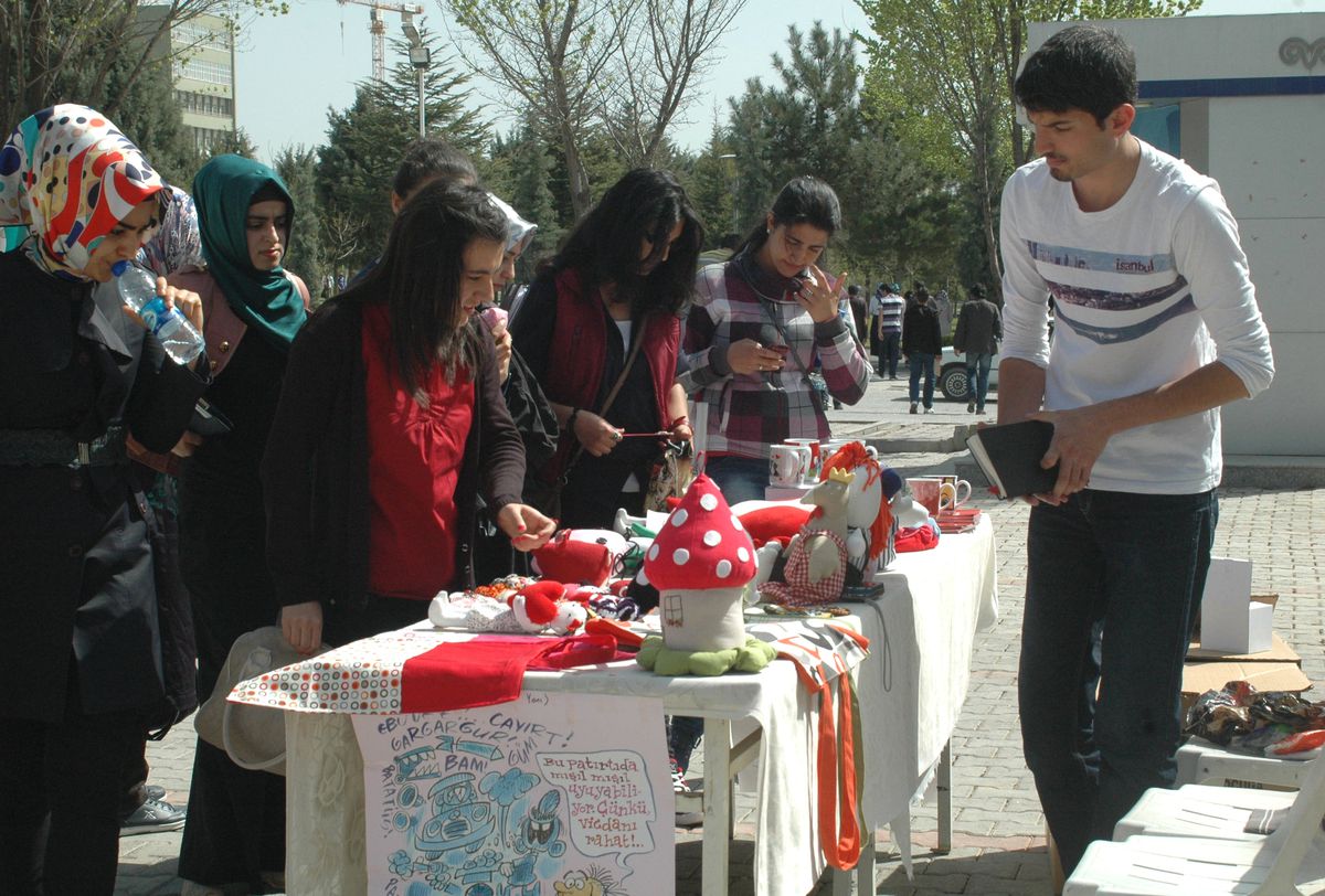 Fü\'de Lösemili Çocuklar İçin Yardım Standı Kuruldu