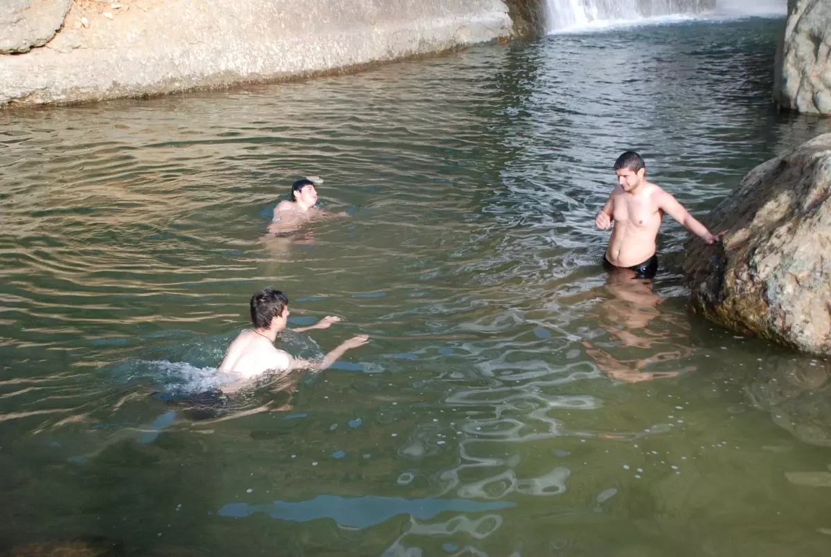 Gençler Buz Gibi Suda Yüzdü