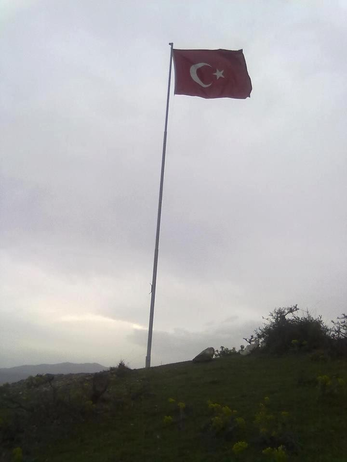 Gurbetçiler Köylerine Bayrak Diktiler