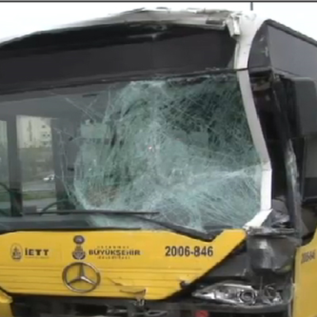 İki Metrobüs Çarpıştı: 5 Yaralı
