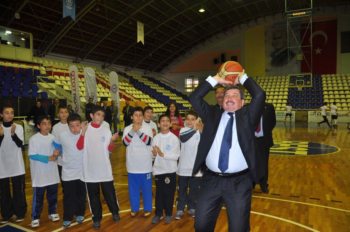 İlk Basketi Müdür Attı