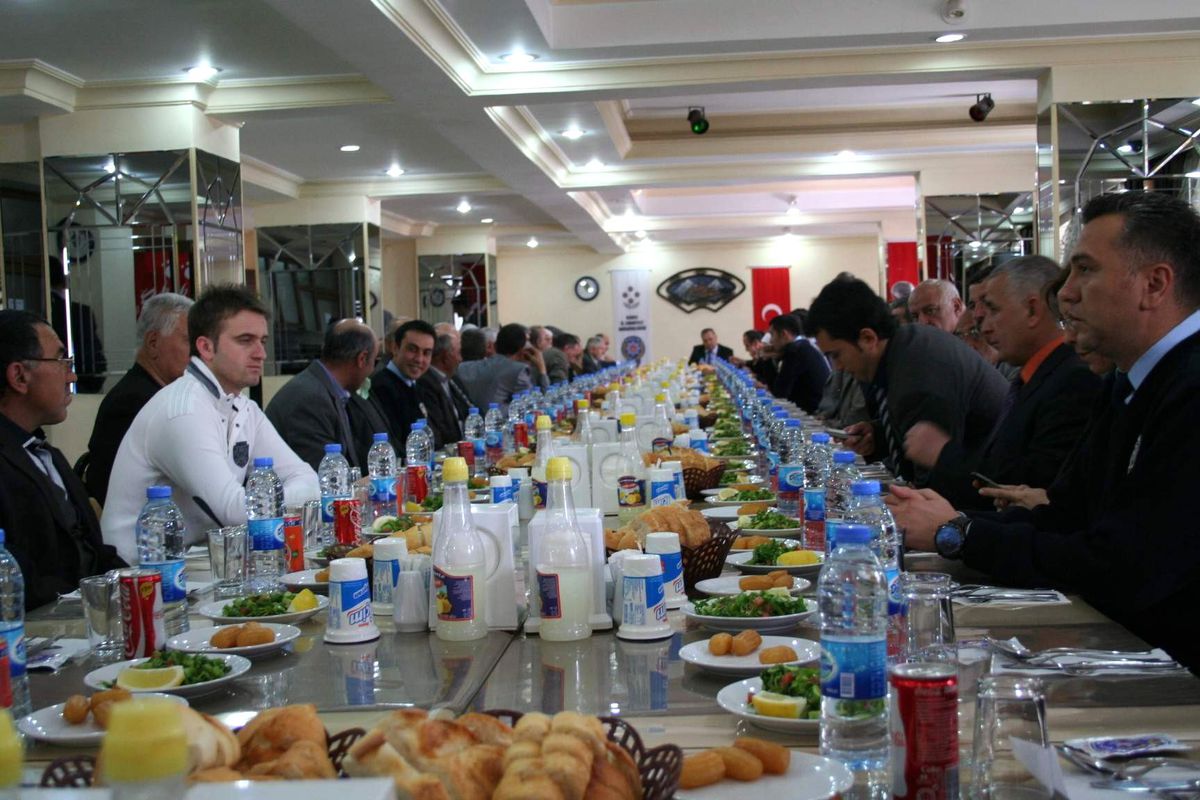 Kars\'ta Eminyet Personeli Şehit ve Gazi Aileleriyle Yemekte Biraraya Geldi