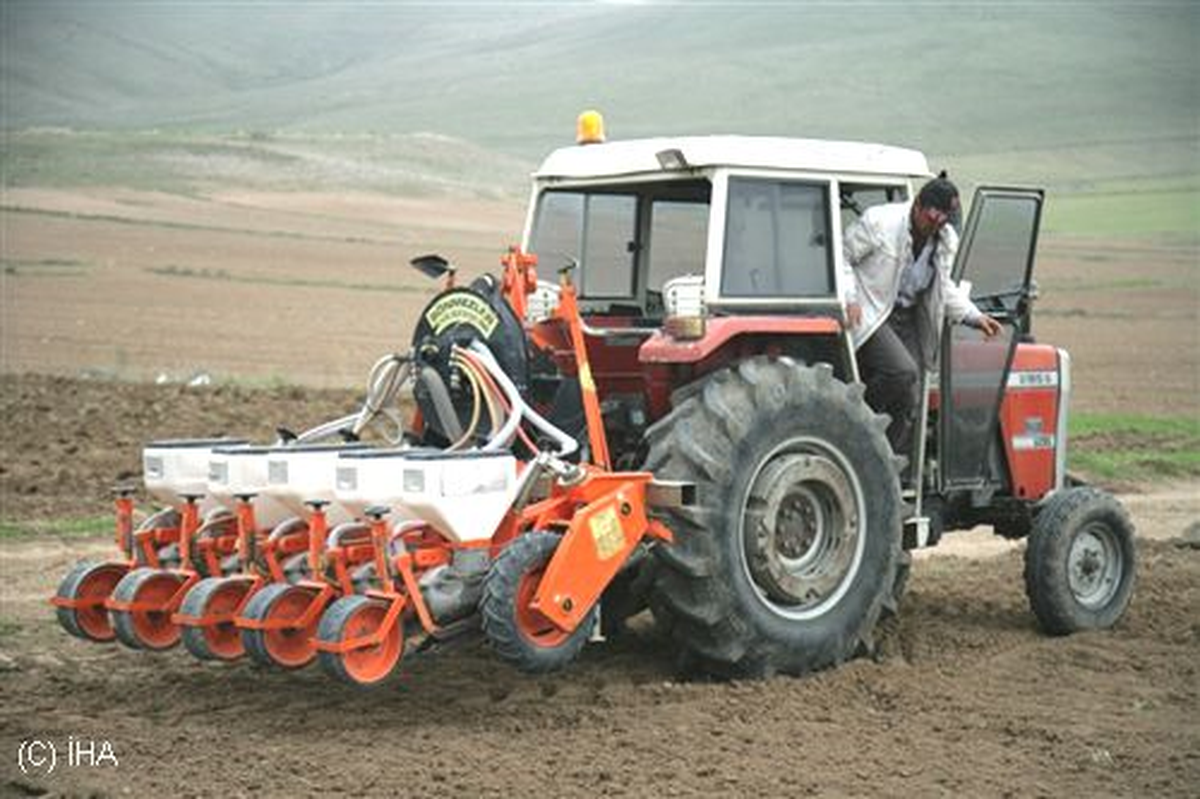 Kayseri\'de İlk Pancar Tohumları Toprağa Atıldı
