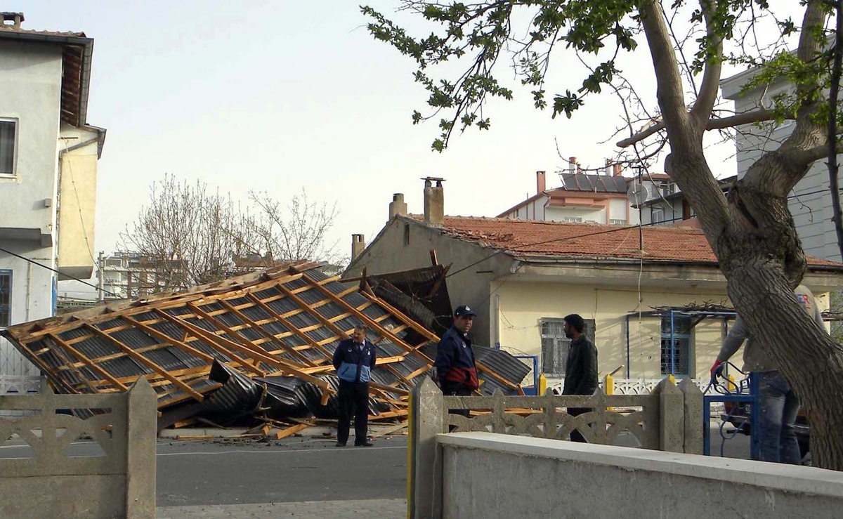 Kırlangıç Fırtınası 30 Evin Çatısını Uçurdu