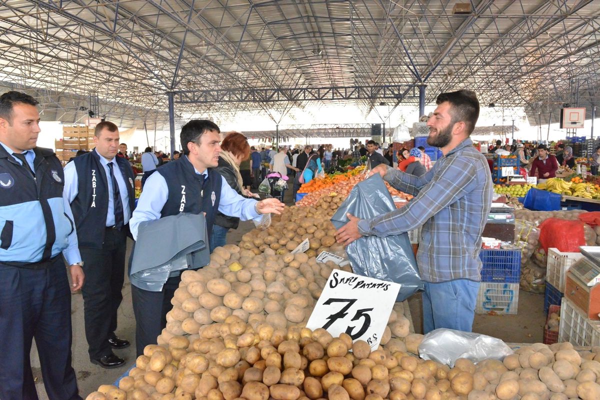Konyaaltı\'nda Pazar Yerlerinde Çöp Poşeti Dağıtımı