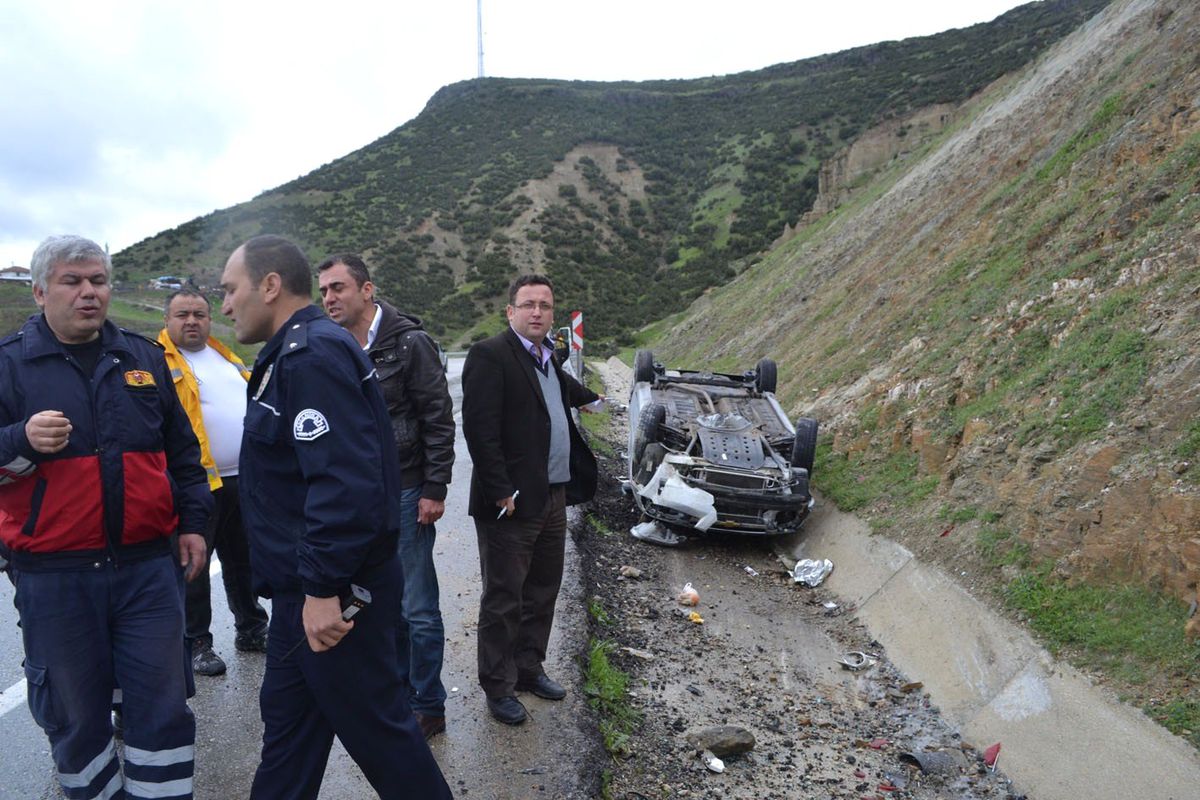 Kula\'da Otomobil Takla Attı, 2 Yaralı