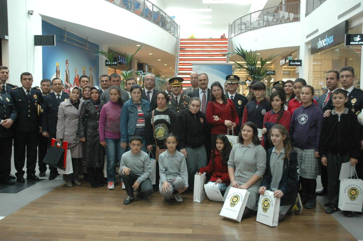 Manisa\'da Polis Öğrenci İşbirliğinde Resim Sergisi