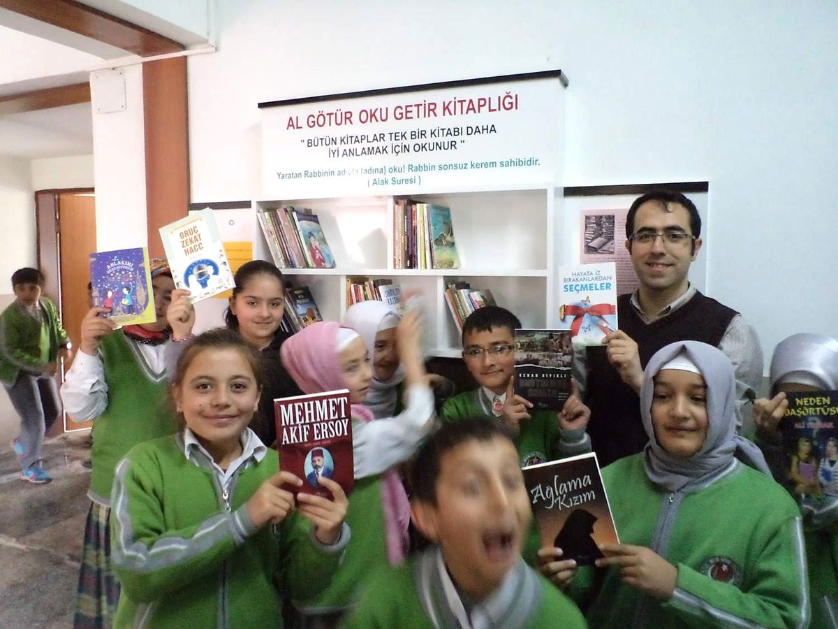 Niğde İmam Hatip Ortaokulu\'nda "Al Götür Oku Getir Kitaplıkları"