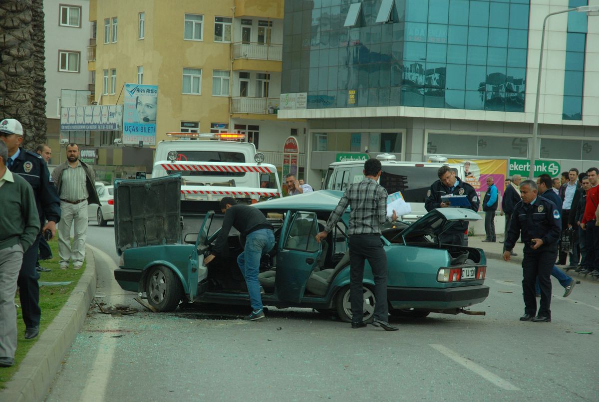 Orta Refüjde Ağaca Çarpan Araç Takla Attı: 1 Yaralı