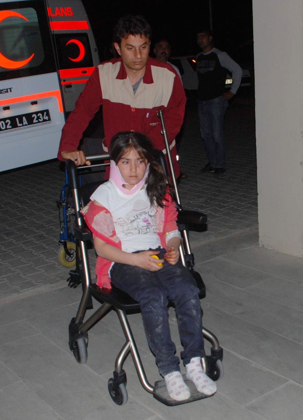 Otomobil Şarampole Yuvarlandı: 2 Yaralı