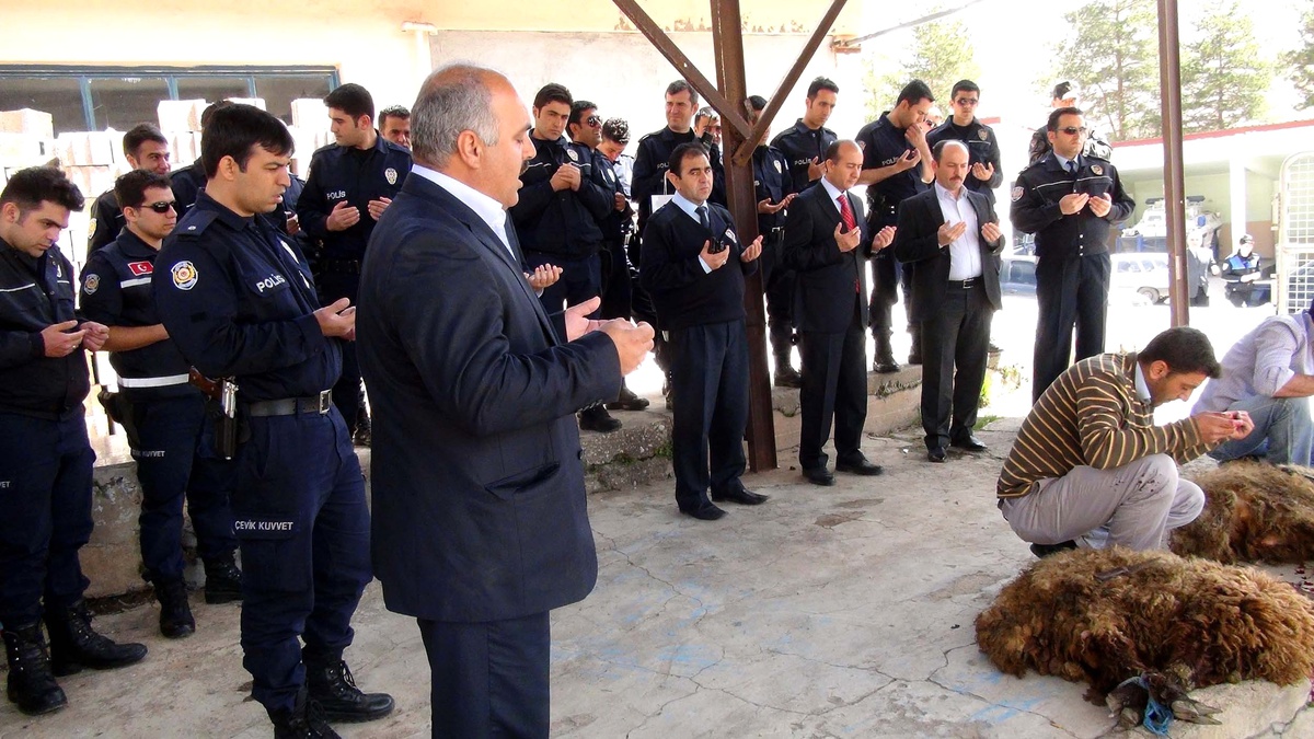 Polisten Kazalara Karşı Kurban Kesimi
