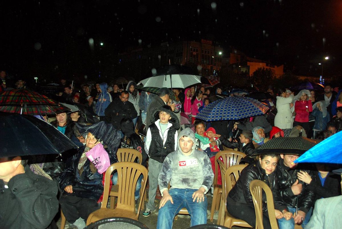 Romanlar Sağanak Yağış Altında Oynadı