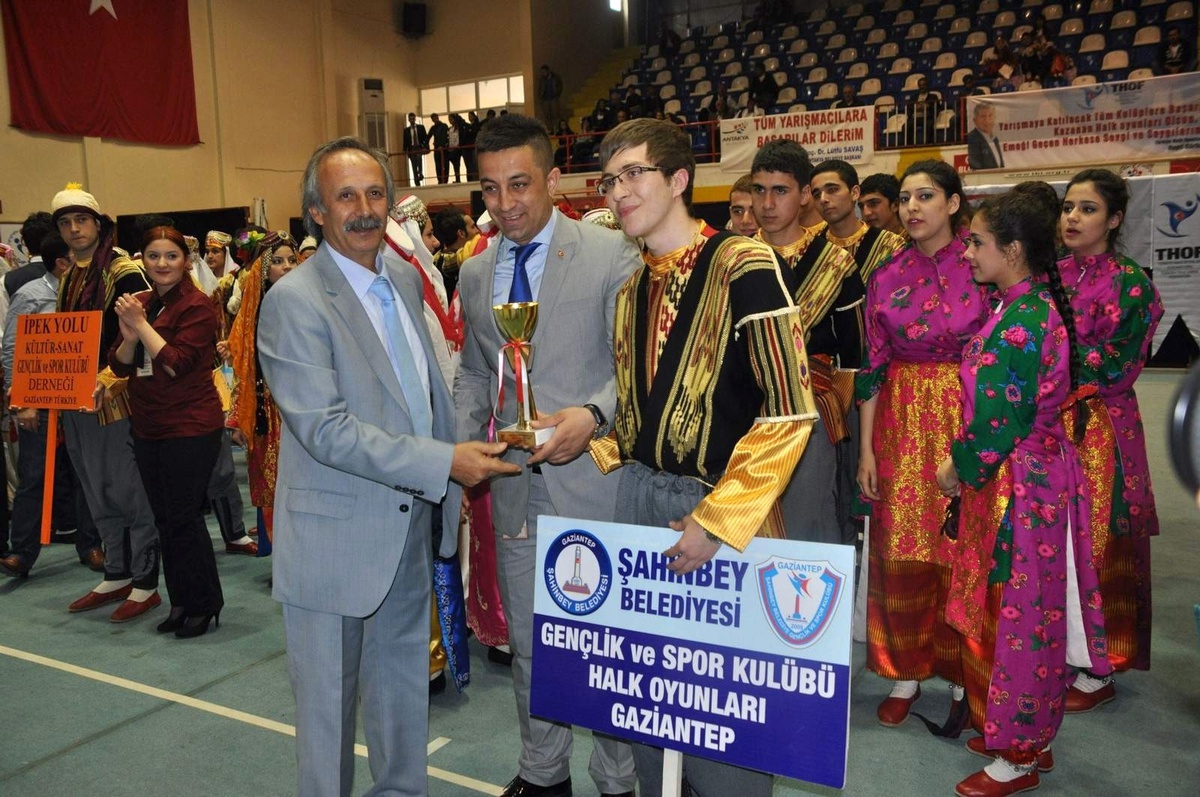 Şahinbey Belediyesi Halk Oyunları Ekibi Bölge Birincisi Oldu
