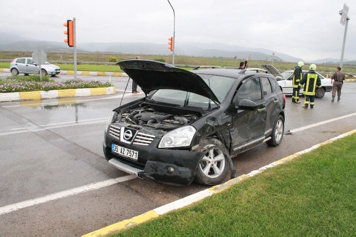 Selçuk\'ta İki Araç Çarpıştı: 1 Yaralı