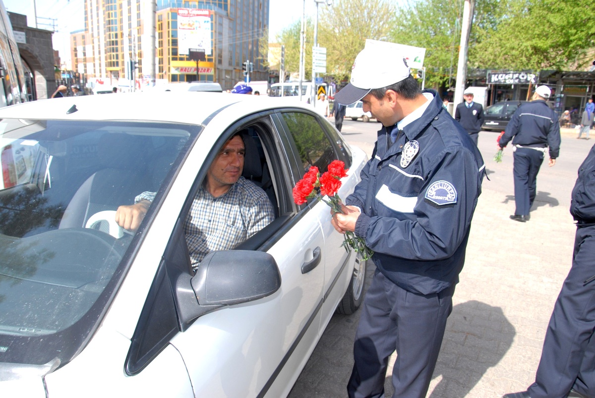 Uygulama Noktasında Polisten Karanfil