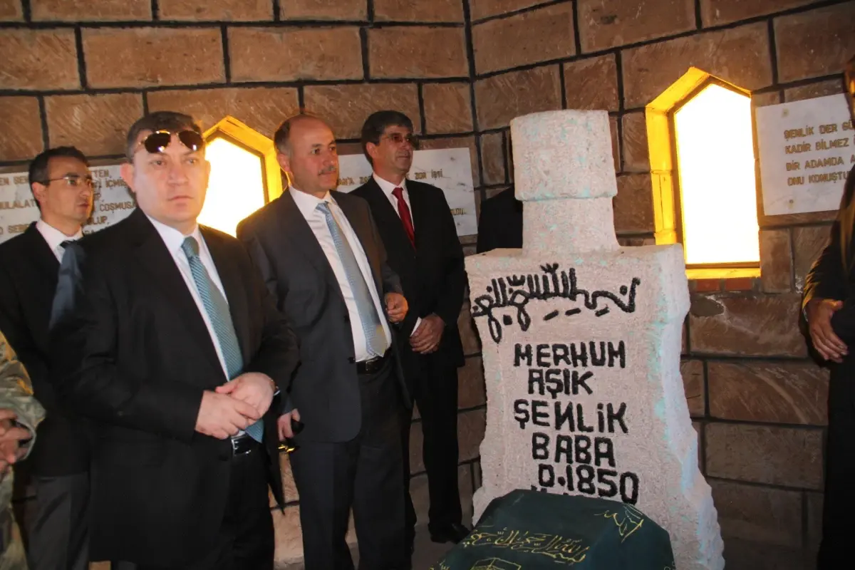 Vali Azizoğlu Aşıkşenlik'in Kabrini Ziyaret Etti