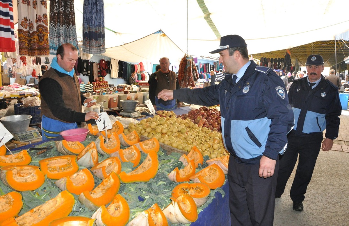 Zabıta Ekiplerinden Pazarlara Tartı ve Fiyat Denetimi