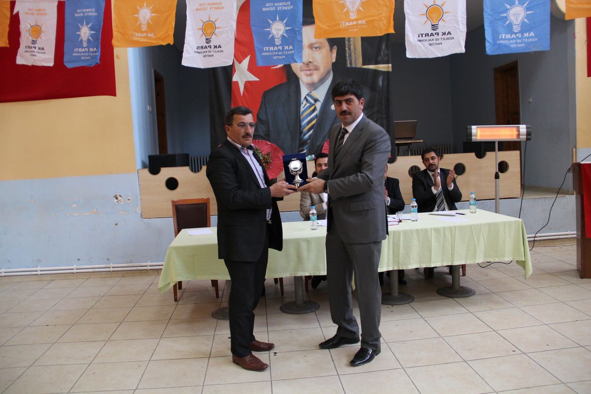 AK Parti Hanak İlçe Başkanına Plaket Verildi