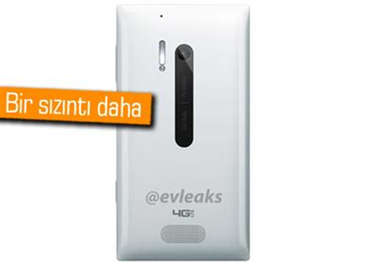Beyaz Nokia Lumia 928 Göründü