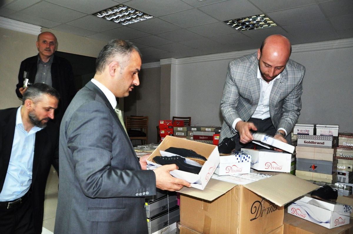 Çevre ve Şehircilik Bakanı Erdoğan Bayraktar, Of\'taki Lise Öğrencilerine Ayakkabı Gönderdi