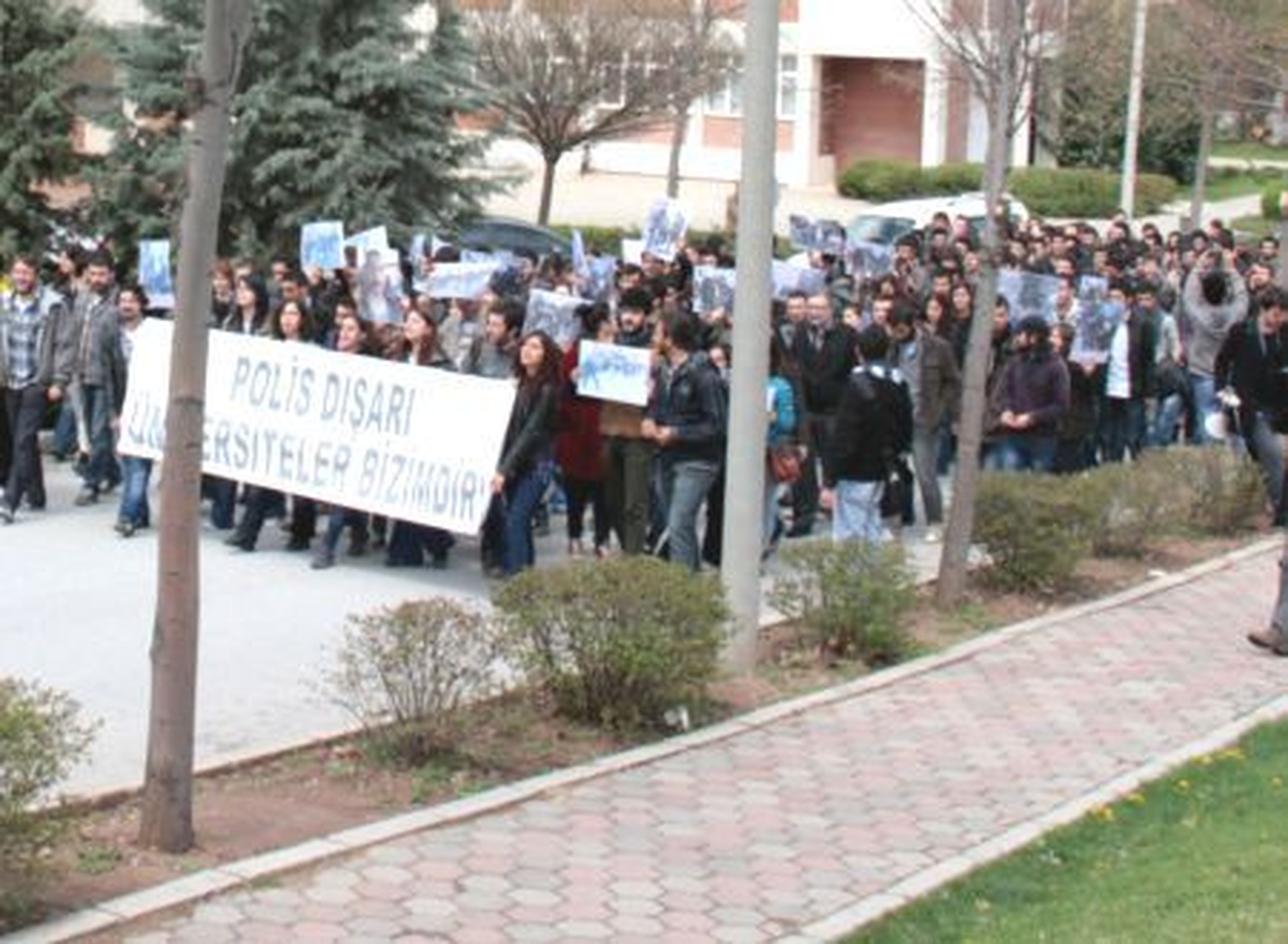 Dicle Üniversitesi\'ndeki İzinsiz Gösteri