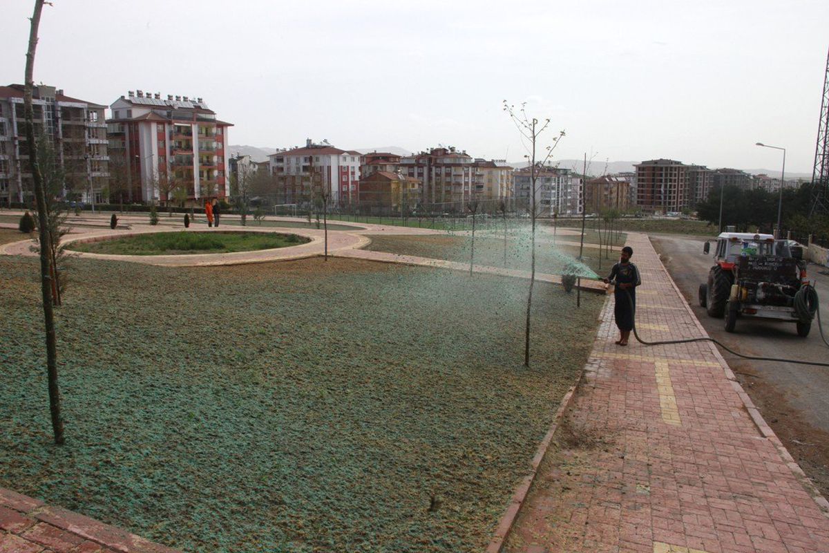 Elazığ\'da Çim Ekimi