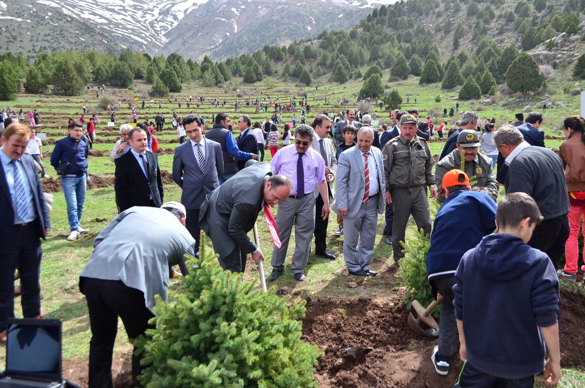 Erzincan\'da Bin Fidan Toprakla Buluşturuldu