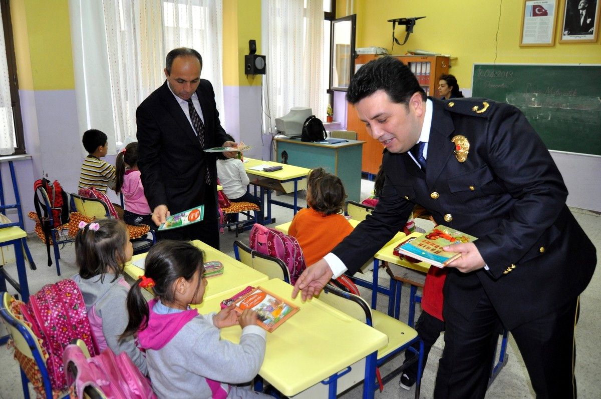 Gönen Polisi Öğrencilere Kitap Dağıttı