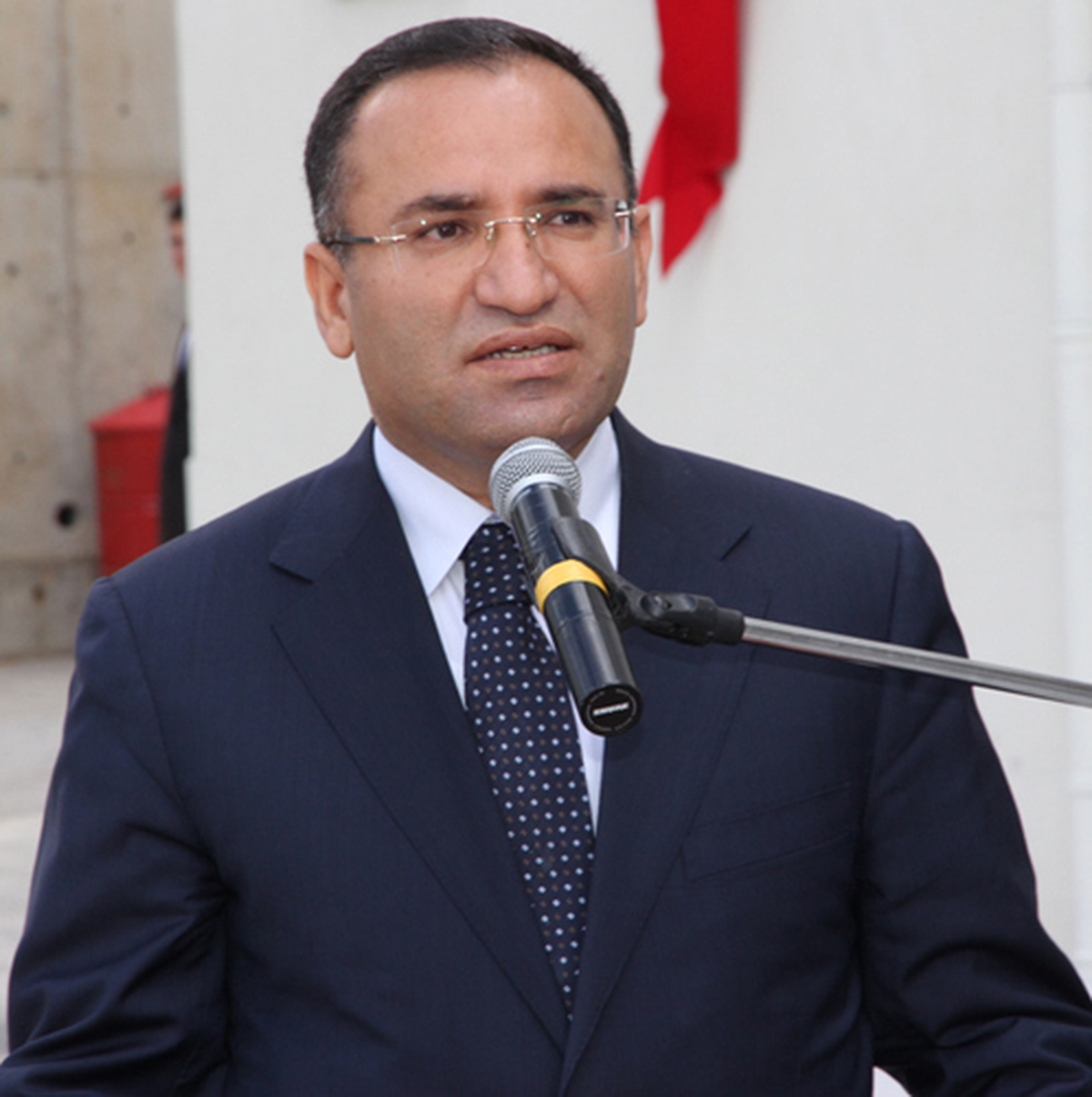 "Hiçkimse Mahkemeleri Basmaya Kalkmamalıdır"