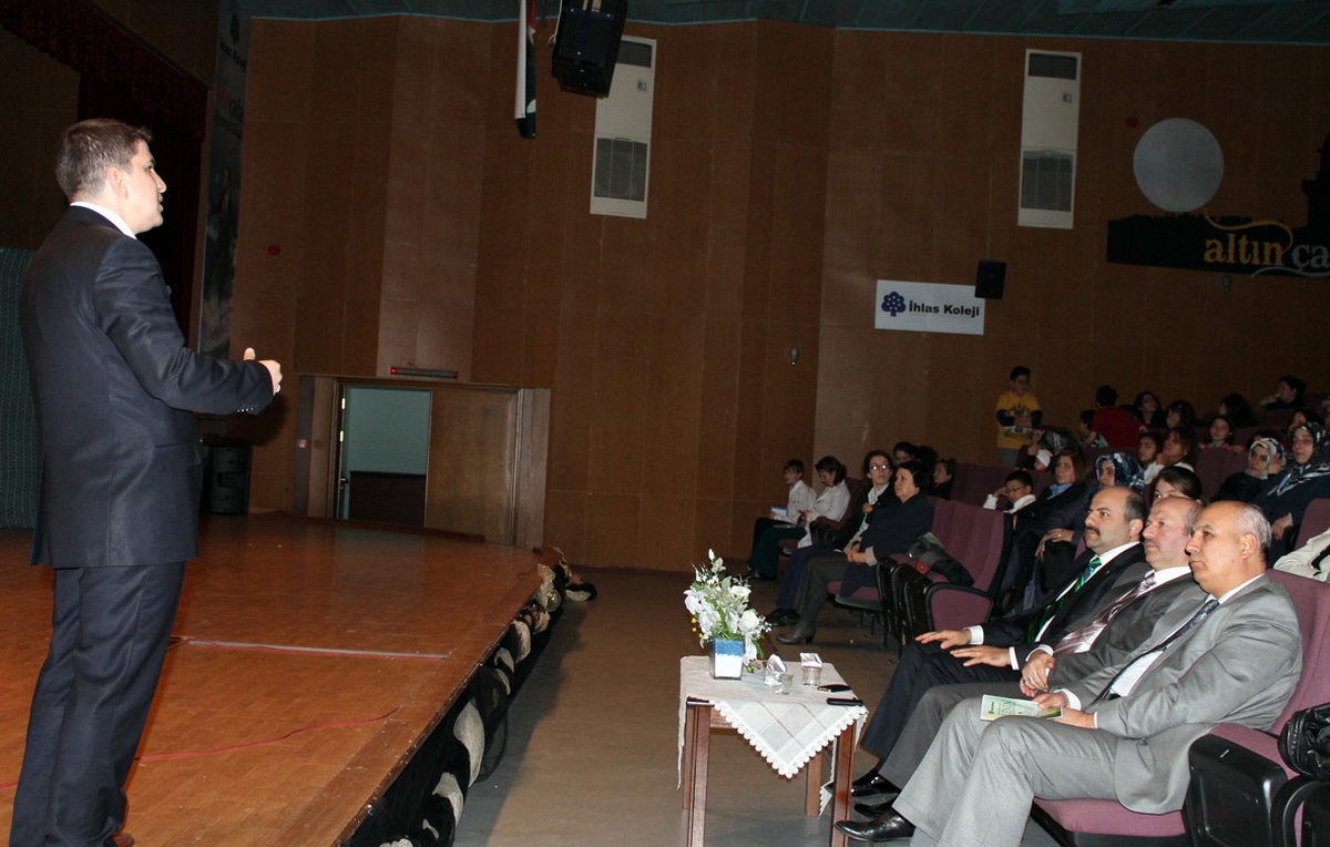 İhlas Koleji\'nden Aile ve Teknoloji Konferansı